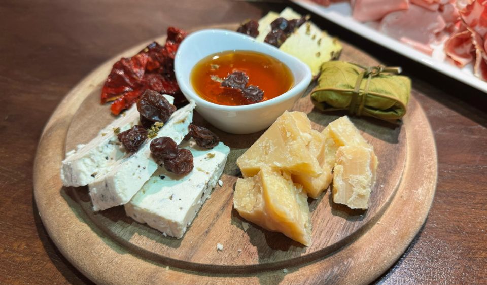 Milan: Aperitivo with Food Selection & a Glass of Wine - Getting set at Autentico (Via Magenta 69) without wasting time