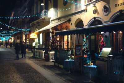 Milan by night walking experience - La Scala at night: opera house glamour, explained plainly