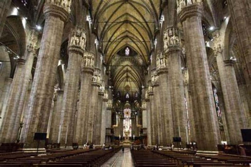 Milan: Duomo Tour with Priority Entry & Rooftop Access - Finding Piazza Duomo and the White Flag Start Point