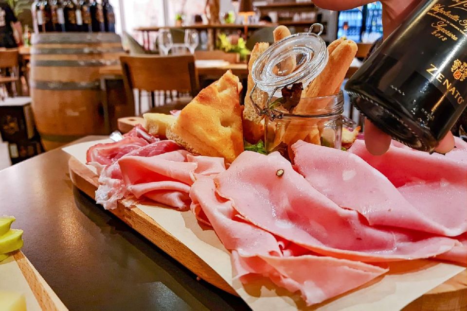Milan: Duomo with Rooftop Private Tour, Food, & Wine Tasting - Timing and comfort: how to avoid Duomo-day problems