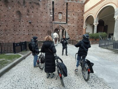 Milan: ELECTRIC-Bicycle Tour Live Tour Guide 3 hours & half - Meeting at the Cargo Bike Store and getting ready fast