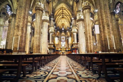 Milan: Fast Track Cathedral and Duomo Rooftop Guided Tour - The meeting point under Mondadori arches: find it fast, relax