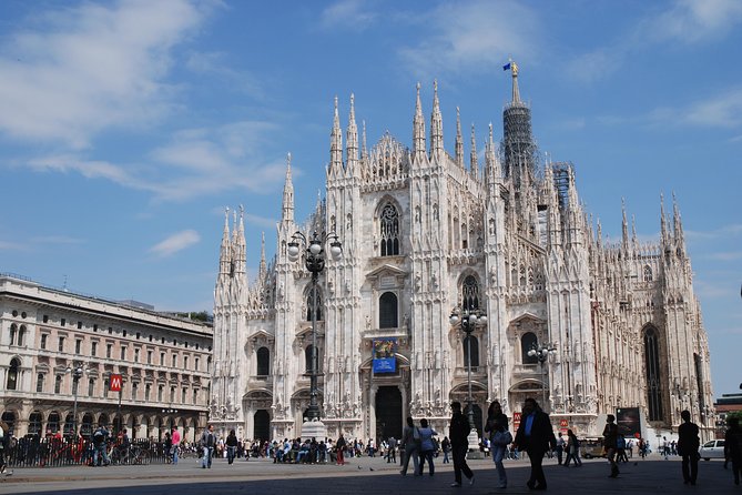 Milan : ITALIAN FOOD TOUR - 3h - Stop 1: Duomo area cannoncini and coffee to set the tone