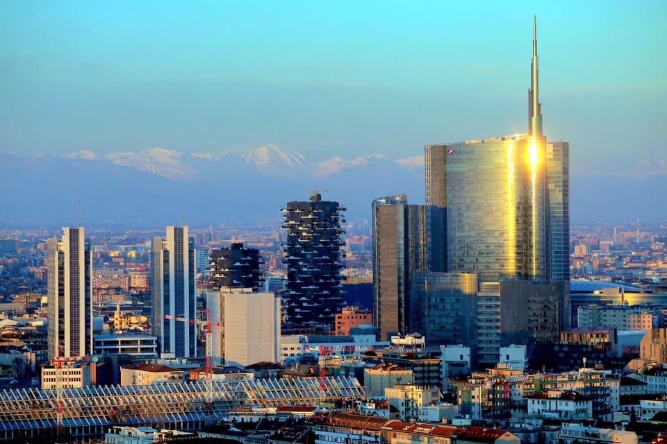 Milan: Night Tour by Bus - Duomo di Milano under the night sky: your quick wow moment