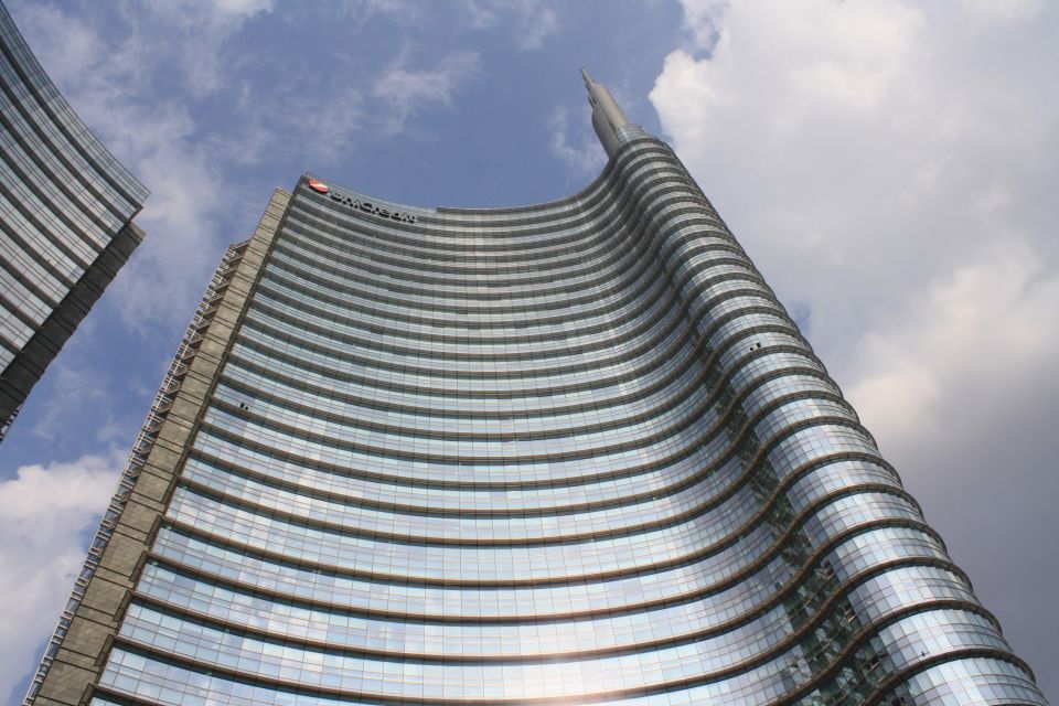 Milan: Piazza Gae Aulenti and Pelli Tower Walking Tour - Porta Nuova on foot: why this modern part of Milan works as a tour