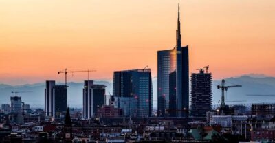 Milan: Piazza Gae Aulenti and Pelli Tower Walking Tour - Meeting near Sondrio: getting started without stress