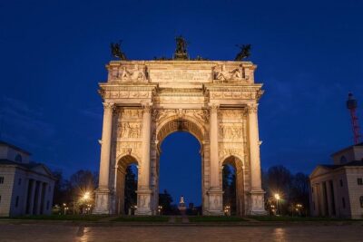 MILAN PRIVATE WALKING TOUR BY NIGHT: AMAZING MILAN - 2 h - Duomo di Milano at night: history without the daytime chaos