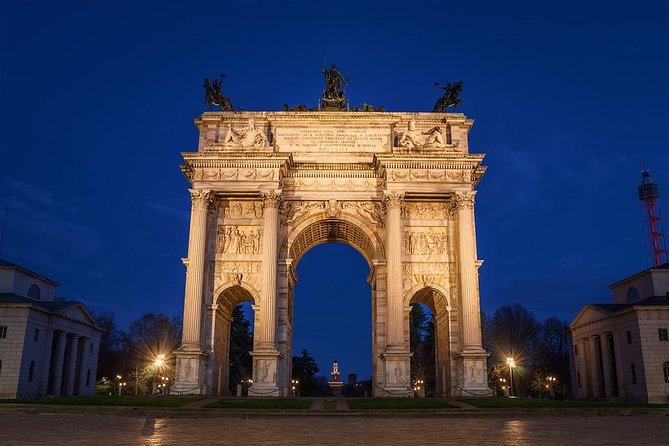 MILAN PRIVATE WALKING TOUR BY NIGHT: AMAZING MILAN - 2 h - Duomo di Milano at night: history without the daytime chaos