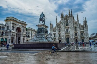 Milan Private Walking Tour with a Local - Starting at Piazza della Scala and the Leonardo da Vinci monument