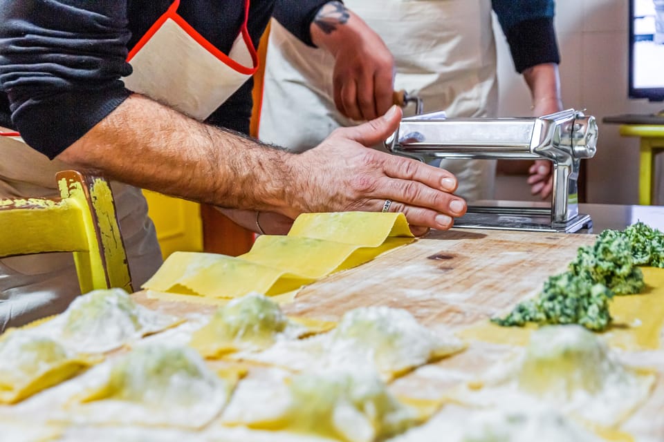 Milan: Share Your Pasta Love in a Local’s Home - The 1.5-hour flow: aperitivo first, then pasta, then the wine toast