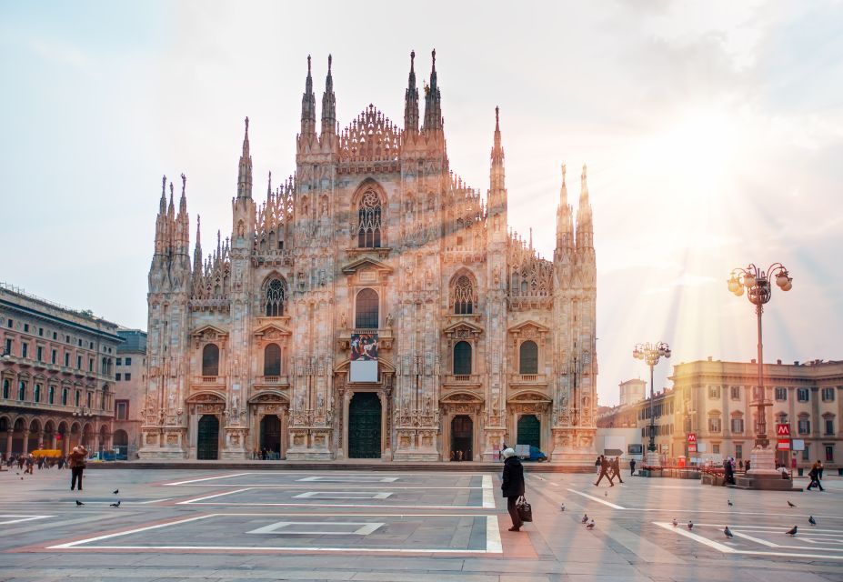 Milan: small group walking tour of the Duomo and city centre - Entering the Duomo: more than a quick photo stop