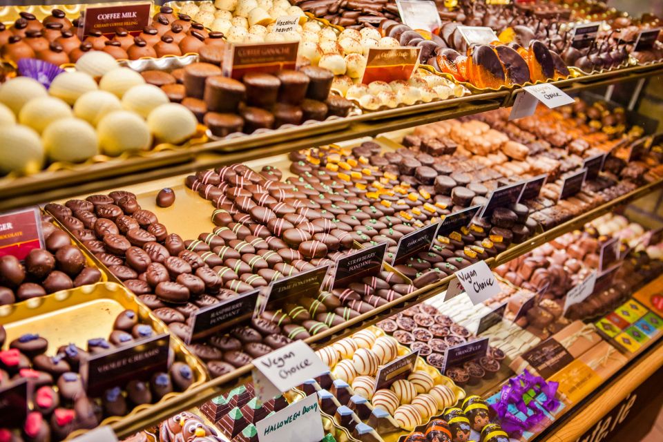 Milan: Sweet Delights Patisserie Tour - Duomo Finish: Chocolate Pralines and a Clean Ending