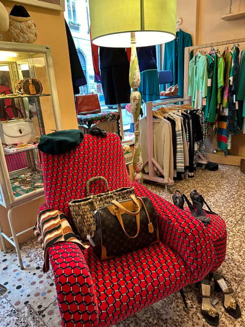 Milan: The Ultimate Vintage Shopping Guide - Vintage Clothing Boutiques: Where the Best Browsing Pays Off