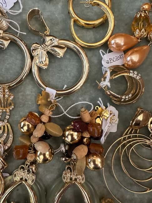 Milan: The Ultimate Vintage Shopping Guide - Antique Shops and Vintage Furniture: When Shopping Becomes Home Decor