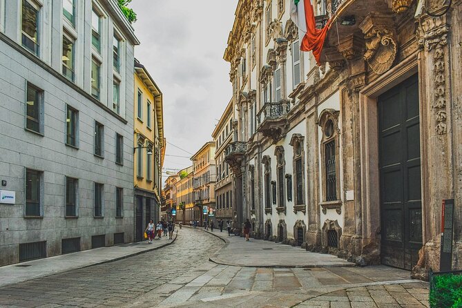 Milan Walking Tour: Explore Top Sights & Hidden Gems - Galleria Vittorio Emanuele II and Piazza Connections