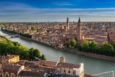 Venice and Verona Full Day Tour by Train from Milan - Verona highlights: Juliet, Castelvecchio, and the Roman-era square vibe